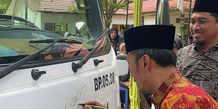 Akhiri Reses, Edi Purwanto Serahkan Bus Sekolah ke Pesantren di Singkut