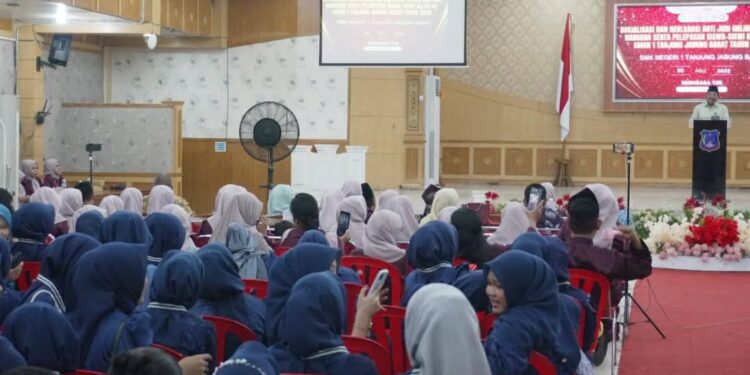 SMK Negeri 1 Tanjab Barat Jadi Pelopor, Anwar Sadat Tegaskan Komitmen Lindungi Anak Bangsa