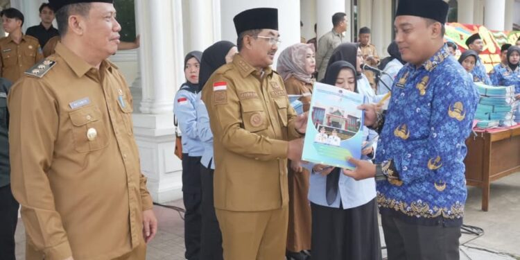 Langkah Awal ASN Baru, Bupati Anwar Sadat Serahkan SK dan Tegaskan Komitmen Pelayanan