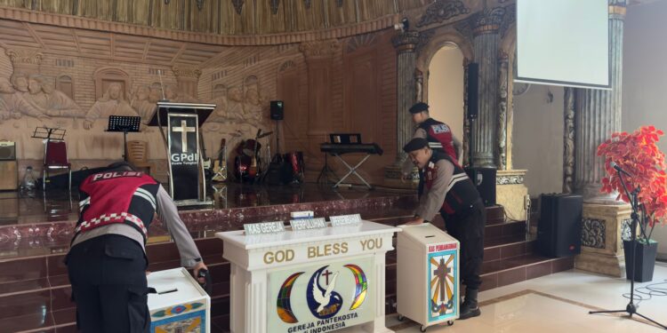 Demi Ibadah yang Khusyuk, Polres Tanjab Barat Sisir Setiap Sudut Gereja