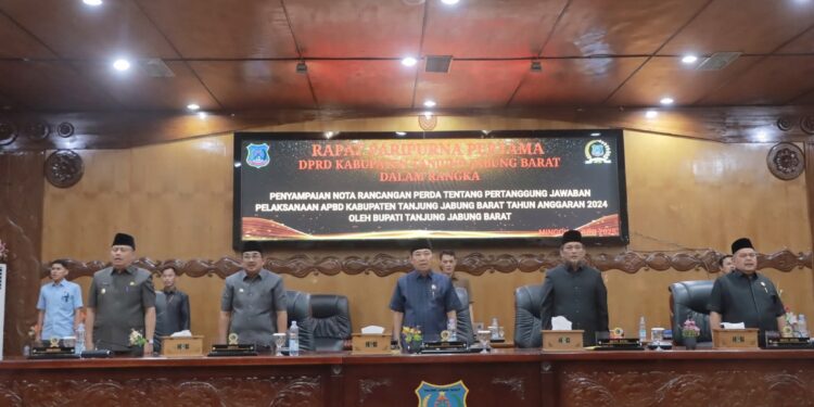 Pemkab Tanjab Barat Ajukan Ranperda Pertanggungjawaban APBD 2024, Bupati Paparkan dalam Sidang DPRD