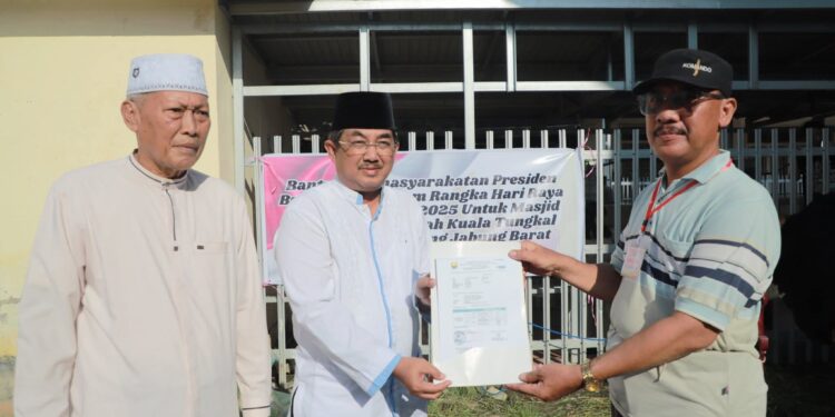 Bupati Anwar Sadat Wakili Presiden Serahkan Sapi Kurban ke Masjid Agung Kuala Tungkal