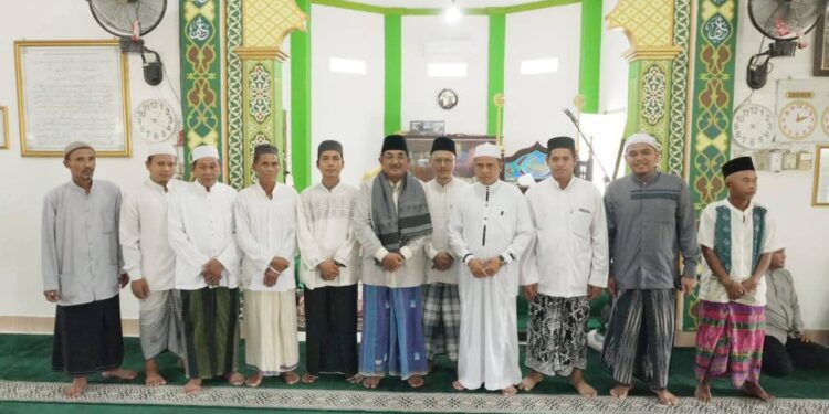 Safari Jumat, Bupati Tanjab Barat Salurkan Bantuan dan Program Budidaya Ikan untuk Warga Pembengis