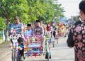 Naik Becak, Bupati dan Ketua TP PKK Tanjab Barat Tunjukkan Kepedulian Saat Tinjau Sunatan Massal