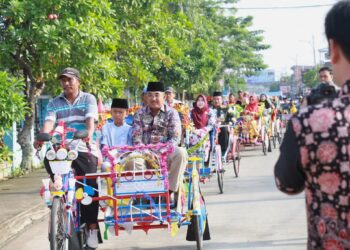 Naik Becak, Bupati dan Ketua TP PKK Tanjab Barat Tunjukkan Kepedulian Saat Tinjau Sunatan Massal