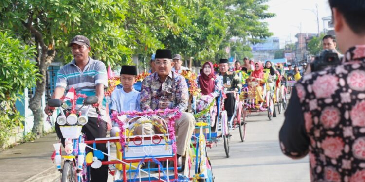 Naik Becak, Bupati dan Ketua TP PKK Tanjab Barat Tunjukkan Kepedulian Saat Tinjau Sunatan Massal