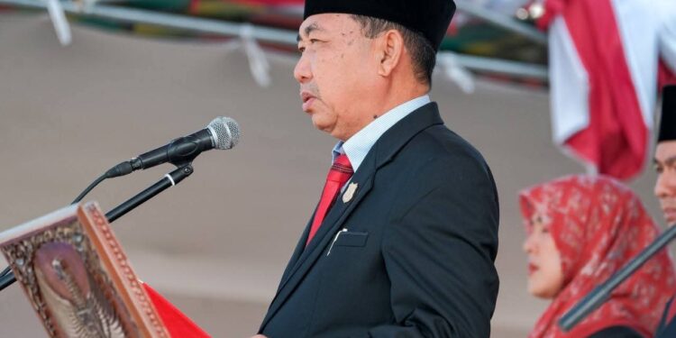 Suasana Khidmat, Ketua DPRD Lantang Bacakan Proklamasi di Alun-Alun Kuala Tungkal