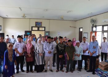 Bupati Tanjab Barat Didampingi Hj. Fadhilah Sadat Serahkan Bantuan Sembako dan Sandang di Bram Itam