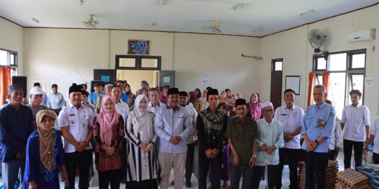 Bupati Tanjab Barat Didampingi Hj. Fadhilah Sadat Serahkan Bantuan Sembako dan Sandang di Bram Itam