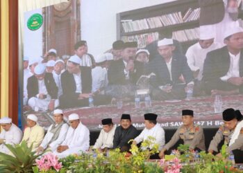 Suasana Khidmat, Bupati Anwar Sadat Bersama Gubernur Al Haris Peringati Maulid Nabi di Ponpes Kumpe