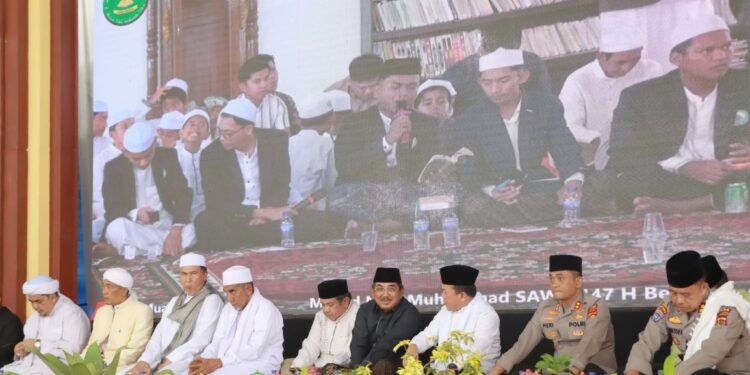 Suasana Khidmat, Bupati Anwar Sadat Bersama Gubernur Al Haris Peringati Maulid Nabi di Ponpes Kumpe