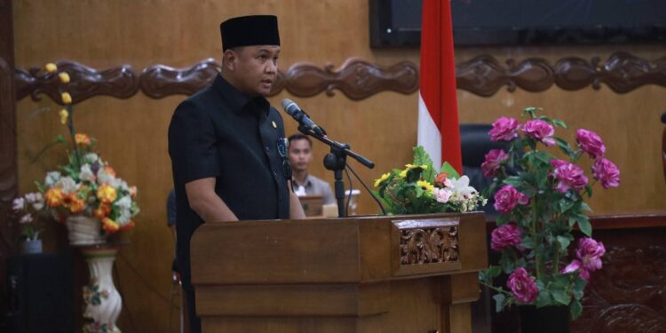 Sekda Hermansyah Sampaikan Nota Pengantar Ranperda APBD 2026 di Paripurna DPRD Tanjab Barat
