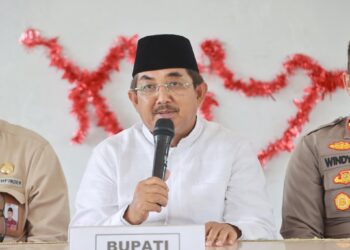 Ringankan Beban Warga, Bupati Tanjab Barat Bagikan Paket Sembako di Merlung, Tungkal Ulu, dan Muara Papalik