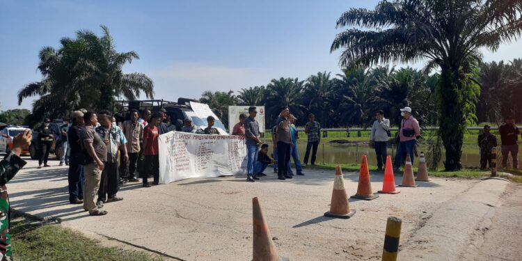 Aliansi Masyarakat Pematang Lumut Bersatu Gelar Aksi di Kantor PetroChina, Tuntut Transparansi Rekrutmen