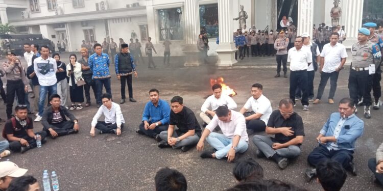 Ketua Didampingi Waka 2 DPRD Provinsi Jambi Terima Masa Aksi dan Serap Aspirasi Lewat Dialog