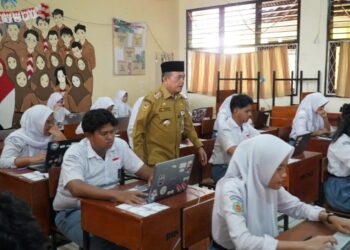 Evaluasi Kualitas Siswa,Gubernur Al Haris Tinjau Pelaksanaan TKA di SMAN 8 dan SMKN 1 Kota Jambi