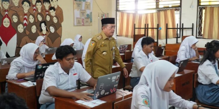 Evaluasi Kualitas Siswa,Gubernur Al Haris Tinjau Pelaksanaan TKA di SMAN 8 dan SMKN 1 Kota Jambi