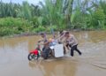Kendaraan Mogok Massal Akibat Banjir Rob, Kapolres Tanjab Barat Ambil Alih Komando Penanganan