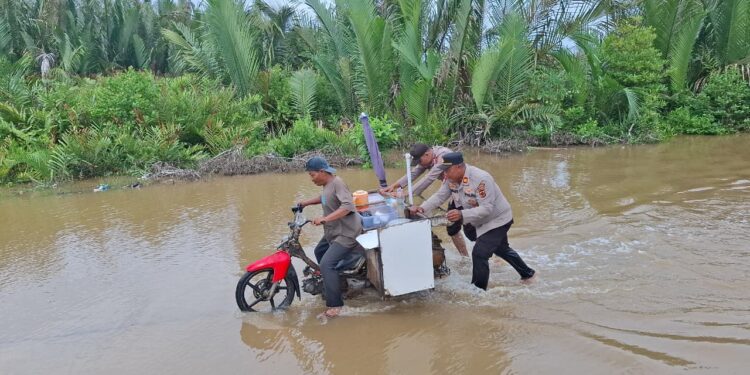 Kendaraan Mogok Massal Akibat Banjir Rob, Kapolres Tanjab Barat Ambil Alih Komando Penanganan