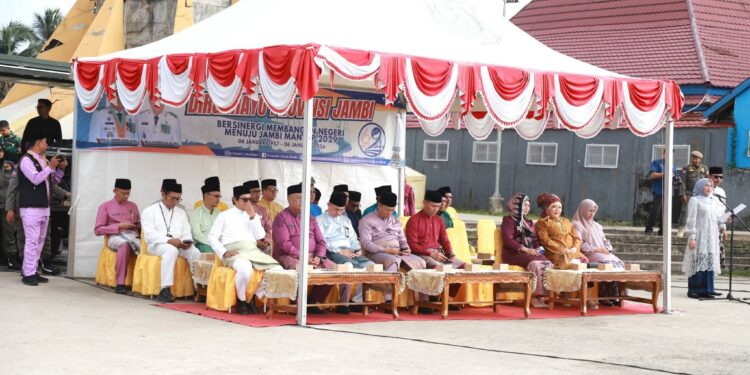 Upacara HUT ke-69 Provinsi Jambi, Ketua Komisi II DPRD Tanjab Barat Bacakan Naskah Deklarasi Badan Kongres Rakyat Jambi