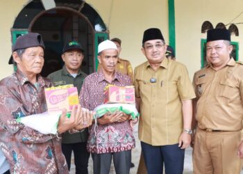 Pemkab Tanjab Barat Bergerak Cepat, Bupati Anwar Sadat Serahkan Bantuan Banjir Rob di Betara
