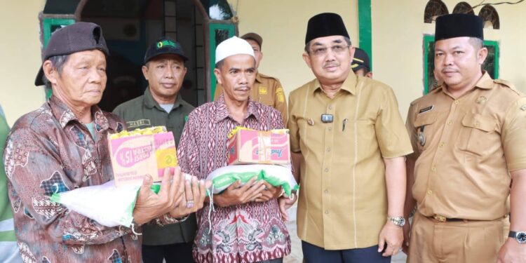 Pemkab Tanjab Barat Bergerak Cepat, Bupati Anwar Sadat Serahkan Bantuan Banjir Rob di Betara