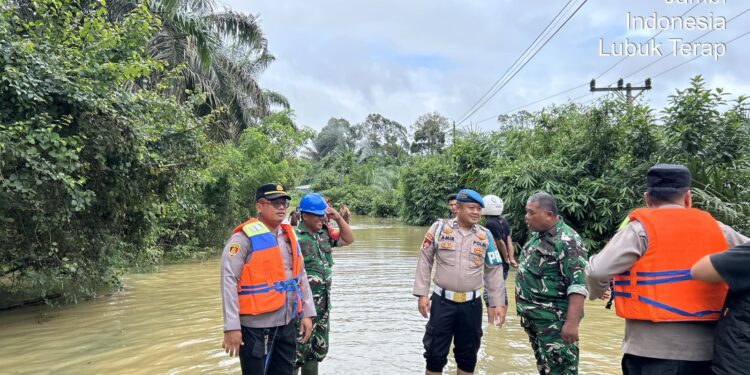 Hujan Deras Melanda Merlung, Polisi Siagakan Personel di Titik Rawan Banjir