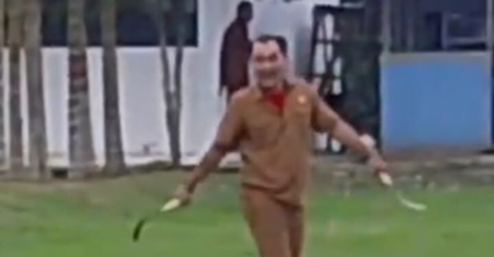 Oknum Guru SMK Tanjabtim Pegang Dua Celurit Setelah Bertinju Dengan Para Pelajar