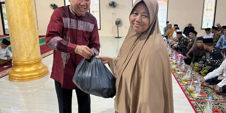 Bukber di Masjid Nurul Huda, Ketua DPRD Hamdani Serahkan Sembako untuk Warga Kampung Baru