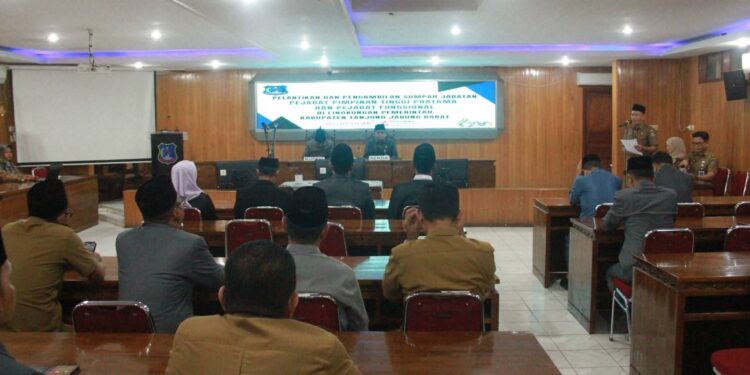 Anwar Sadat Ingatkan Integritas dan Loyalitas Saat Lantik Pejabat Baru di Lingkungan Pemkab Tanjab Barat
