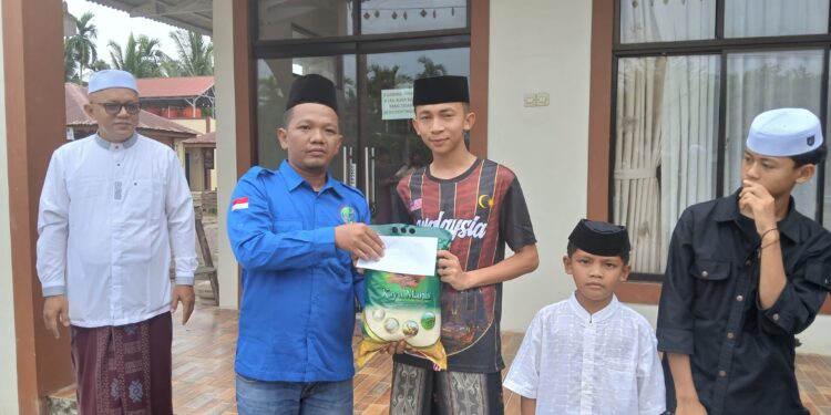 IWO Tanjab Barat Tebar Kebaikan Ramadan, Bagikan 200 Takjil dan Santuni Santri Yatim di Kuala Tungkal