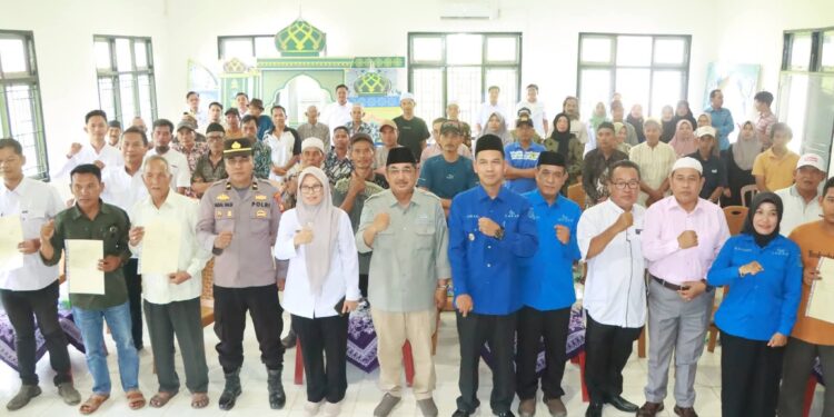 Perkuat Kepastian Hukum, Bupati Anwar Sadat Bagikan Puluhan Sertifikat Tanah