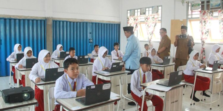 Komitmen Tingkatkan Kualitas Pendidikan, Anwar Sadat Tinjau Tes Akademik SD