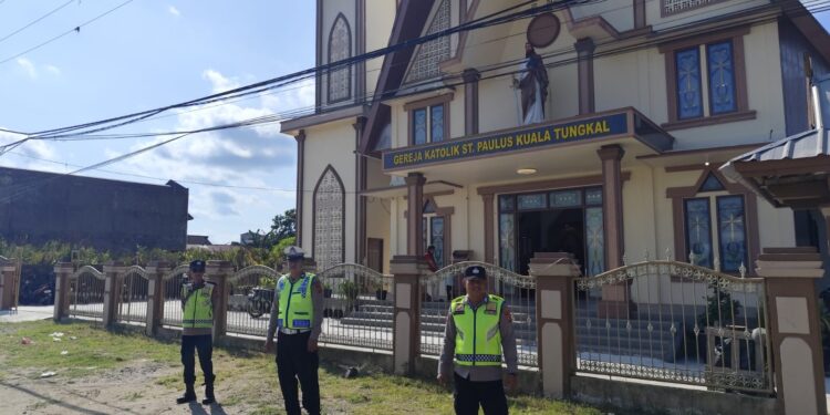 Polisi Perketat Pengamanan Jumat Agung di HKBP Kuala Tungkal, Ibadah Berlangsung Aman dan Khidmat