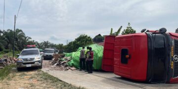 Truk Trailer Terguling Tutupi Jalintim, Satlantas Tanjab Barat Lakukan Rekayasa Lalu Lintas