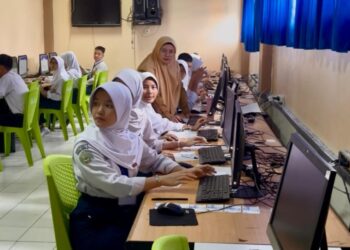 Tekankan Pemerataan Mutu Pendidikan, Gubernur Al Haris Tinjau Pelaksanaan Tes Kompetensi Akademik SMP di Kota Jambi