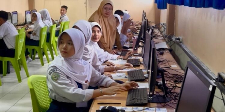 Tekankan Pemerataan Mutu Pendidikan, Gubernur Al Haris Tinjau Pelaksanaan Tes Kompetensi Akademik SMP di Kota Jambi