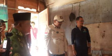 Bupati Tanjab Barat Serahkan Bantuan dan Tinjau Bedah Rumah, Warga Terharu