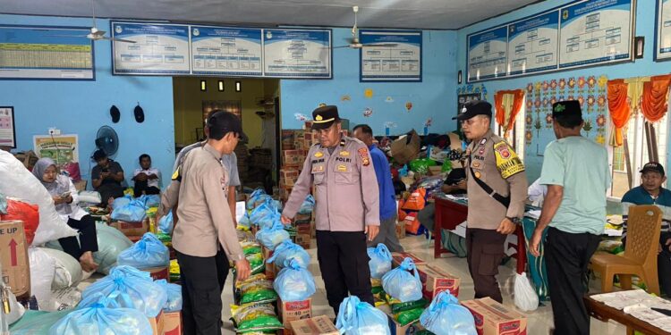 Sinergi Penanganan Bencana, Polres Tanjab Barat Salurkan Bantuan untuk Korban Kebakaran Teluk Nilau