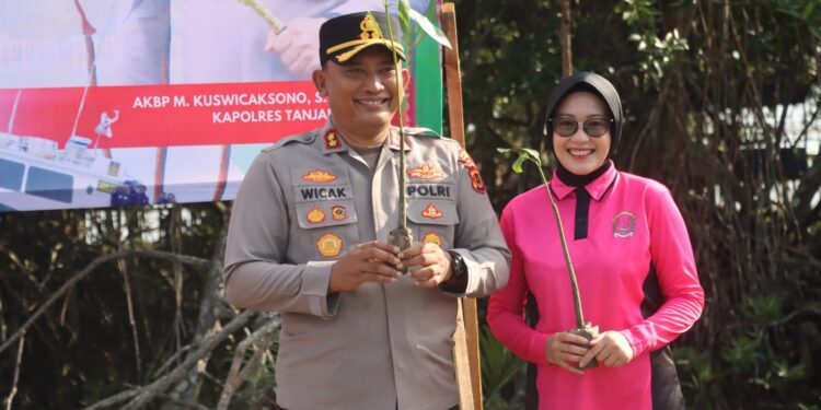 Kapolres Tanjab Barat dan Ditpolairud Polda Jambi Pimpin Aksi Pelestarian Pesisir