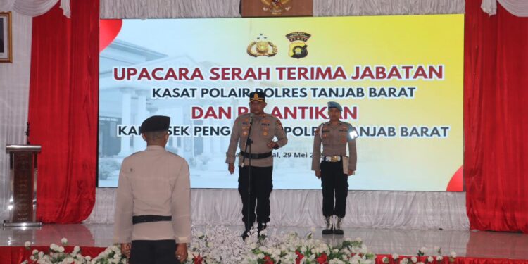 Polres Tanjab Barat Perkuat Kinerja Lewat Sertijab Kasat Polairud dan Kapolsek Pengabuan