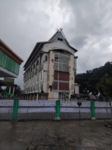 Teks foto: Mirisnya bangunan gedung untuk peristirahatan Jamaah yang akan berangkat Haji
