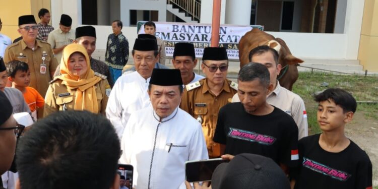 Gubernur Al Haris Serahkan Sapi Kurban Presiden Prabowo Seberat 930 Kilogram di Jambi