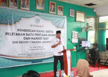 Perkuat Mental Spiritual Pelajar, Sekda Hermansyah Tandai Pembangunan Mushola SMKN 1 Tanjab Barat