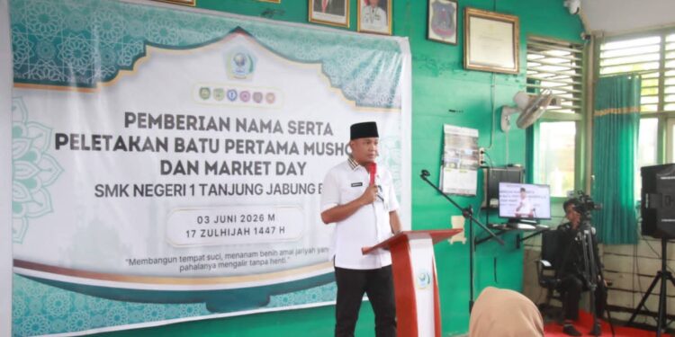 Perkuat Mental Spiritual Pelajar, Sekda Hermansyah Tandai Pembangunan Mushola SMKN 1 Tanjab Barat