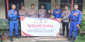 Anjangsana Hari Bhayangkara, Kapolres Tanjab Barat Serahkan Tali Asih kepada Purnawirawan Polri
