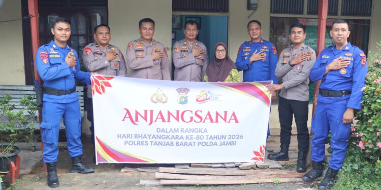 Anjangsana Hari Bhayangkara, Kapolres Tanjab Barat Serahkan Tali Asih kepada Purnawirawan Polri