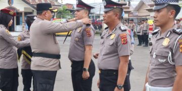 Kapolres Tanjab Barat Pimpin Upacara Kenaikan Pangkat, Dorong Personel Lebih Profesional dan Humanis