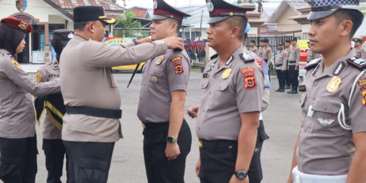 Kapolres Tanjab Barat Pimpin Upacara Kenaikan Pangkat, Dorong Personel Lebih Profesional dan Humanis