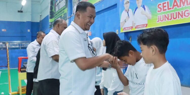 Kontingen PBSI Tanjab Barat Resmi Dilepas, Sekda Tekankan Disiplin dan Mental Juara di Ajang PB Pratama Open